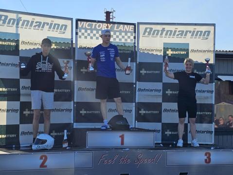 Lauantain Superstock 600 -luokan podium. Lenni Klemetti (vas.), Niko Lehtiranta ja Kirsi Kainulainen.