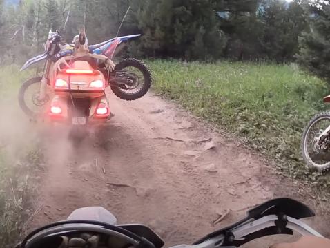 Moni ei taitaisi ajaa tuollaista tietä edes adventure-pyörällä saati sitten Honda Gold Wingillä.