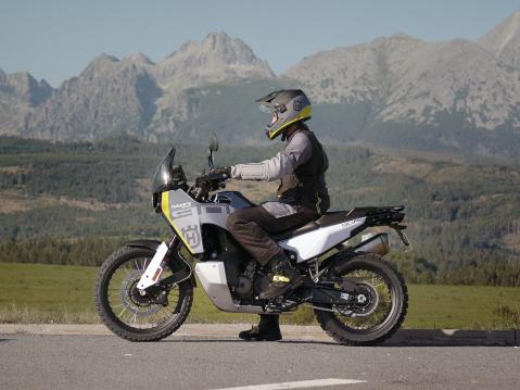 Vuosimallin 2024 Husqvarna 901 Norden.