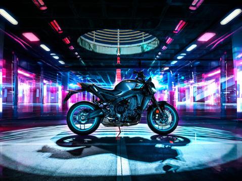 Yamaha MT-09 vuosimallia 2024. Ajoergonomiaan on panostettu.