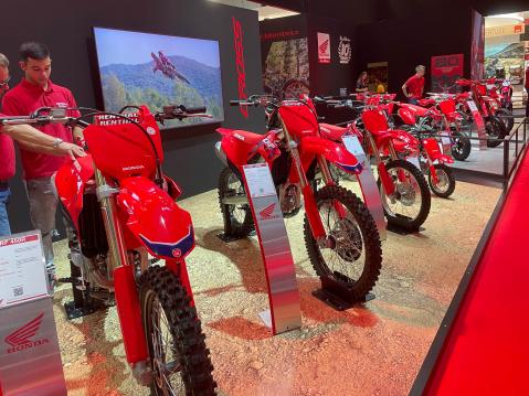 Hondan CRF 450R-150R crossipyörät.