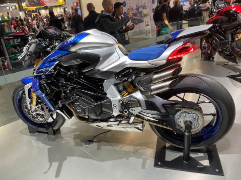 MV Agusta esitteli EICMA:ssa Brutale 1000 RR Assenin. Nimensä mukaisesti tämä versio juhlii italialaisen brändin 35 voittoa Assenin radalla.