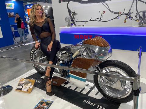 Riva Aquarama on italialaisen huviveneen rakentajan Carlo Rivan ylellinen puuvene. Matteo Fustinonin rakentama, Hazard Motorcyclen, Ghisarma muutti Harley-Davidson Sportserin Riva-jahdin tasoiseksi ylelliseksi moottoripyöräksi.