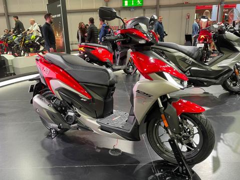 Hero MotoCorp esitteli urheilullisen Xoom 125R -skootterin EICMA 2023 -messuilla. Kun Hero Xoom 125R lanseerataan Intiassa, se kilpailee TVS Ntorq 125:tä ja Suzuki Avenis 125:tä vastaan.