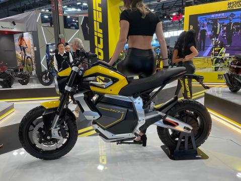 Velocifero Race-X scrambler prototyyppi esiteltiin EICMA:ssa viime vuonna. Nyt se tulee tuotantoon toukokuussa 2024.