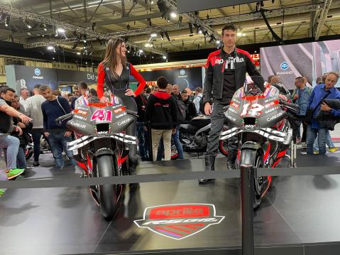 Aprilian ensikauden MotoGP -kuskien Aleix Espargaró #41 ja Maverick Viñales #12, RS-GP -kisapyörät olivat esillä EICMA:ssa.