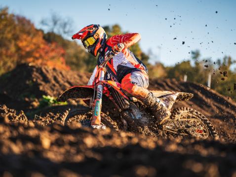Vuoden 2024 KTM SX-F Factory Editions.