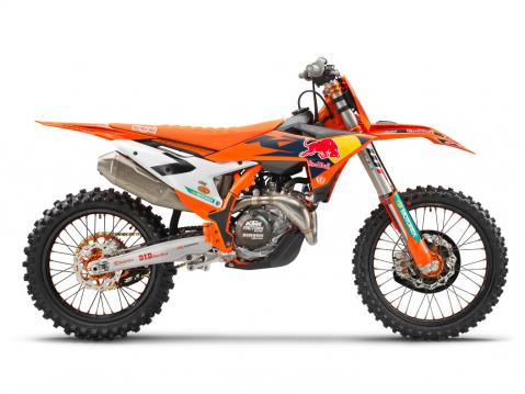 Vuoden 2024 KTM SX-F Factory Editions.