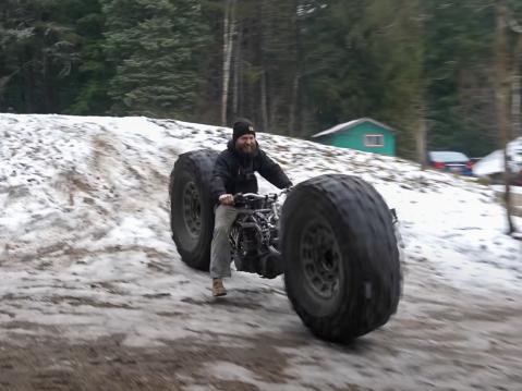 Painovoimalla toteutettu alamäkitestiajo päättyi piikkilankaan, mutta onneksi mitään pahempaa ei sattunut.