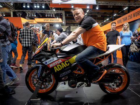 MP-Messut 2015:  Heikkilä esittelee uutta KTM RC390 merkkiluokan edustajaa. RC390:llä pääsee edullisesti mukaan kisatoimintaan.