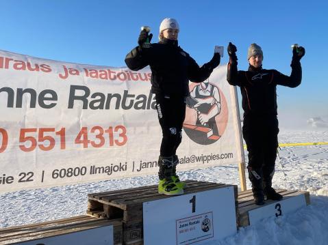 JR SM A250-luokan toisen erän podium. Viktor Leppälä (vas.) ja Ossi Ojala. Mika Kallio ei ehtinyt palkintojen jakoon.