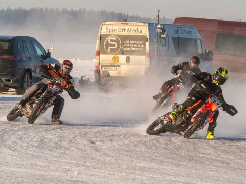 Yli kaksikymmentä vuotta nuorempi Viktor Leppälä onnistui voittamaan Mika Kallion Seinäjoen JR SM A250-luokassa.