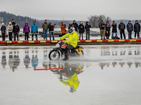 Team Hornan tyylinäytettä vesimopoilusta.