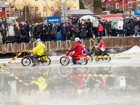 Yleisöä oli ihan mukavasti laitureilla katsomassa ja kuvailemassa.