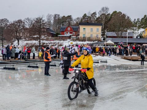 Team Elektron sähkömopo pärjäsi vesikelissä hyvin.