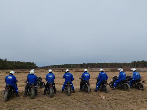 Kurssilla ajettiin asfaltin ja motocrossin lisäksi maastoajoa. Kalustona pehmeällä hiekalla taitoajopyörät eli Z650 Kawat. Kuva: Kimmo Järvinen