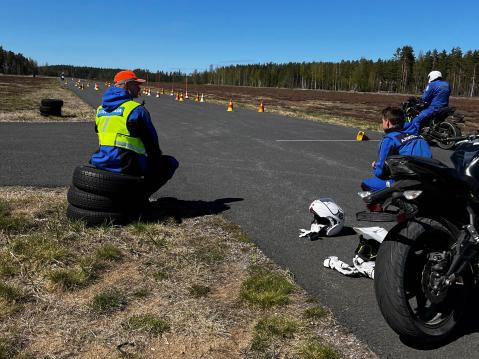 Taitoajoharjoitus käynnissä. Kouluttajat valvovat ja opastavat ajoharjoituksissa. Kuva: Tiia Seima