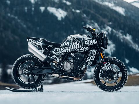 Husqvarna Svartpilen 801 naamiovärityksellä.