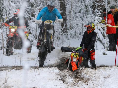 Ja taas Teemu Hänninen kastuu. Tosin mies taitaa olla niin märkä, etteivät pikku roiskeet enää haittaa? Kuva: Harjukuvat / Juha Harju.