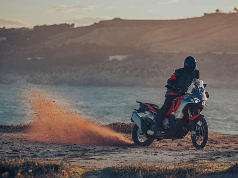 MV Agusta Enduro Veloce vuosimallia 2024.
