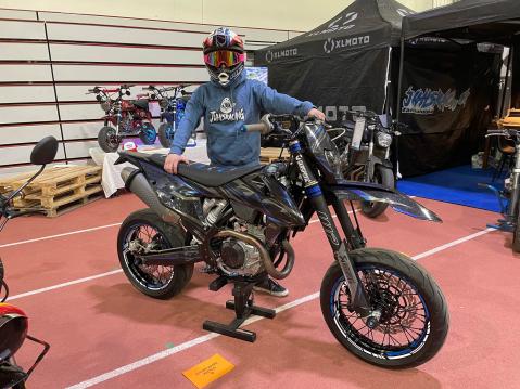 JuhisRacing ajaa Pariisiin vastavanlaisella KTM:n supermotolla, mitä kuvassa. 