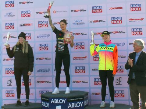 Naisten FIM SNX Snowcross Joensuun voittaja Malene Cottew, Jenny Lundström toisena ja Wilma Jonsson kolmantena.