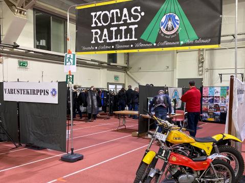 Messujen varustekirppis oli sijoitettu Jyväskylän Moottoriklubin 50-vuotisosaston viereen.