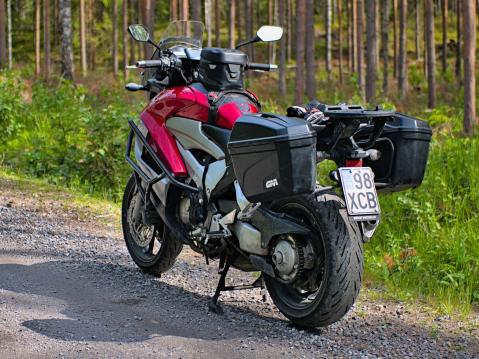 Honda VFR800X Crossrunner vm 2013. Laukut Tommi hommasi matkantekoa helpottamaan.