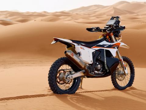 KTM 450 Rally Replica vuosimallia 2025.