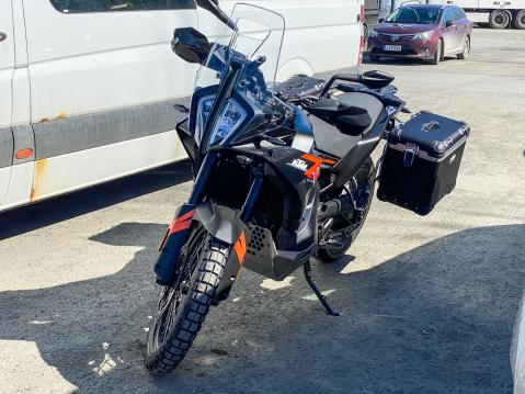 Motouutisten kesän 2024 kestotestimoottoripyörä, KTM 790 Adventure. Takana ensimmäinen matka Helsingista Hämeenlinnaan 2.5. Siitä matka jatkui vielä reilut pari sataa kilometriä.