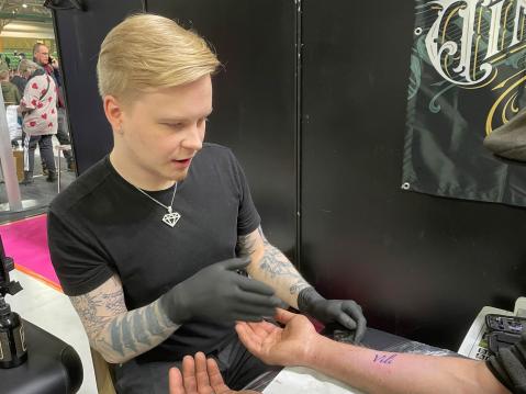 Mikael, Tinos Tattoosta teki tatuointeja näyttelyvieraille. 