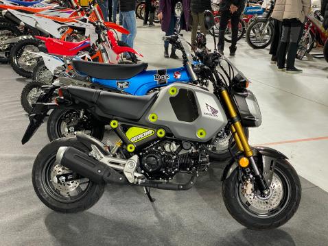 Honda Grom ja Dax. Taempana pienempiä ''Kotareita''.