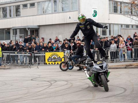 Stuntshow:ssa esiintyivät Niko Säkkinen (edessä), Sanna Lapinlampi ja Eelis Rahunen.