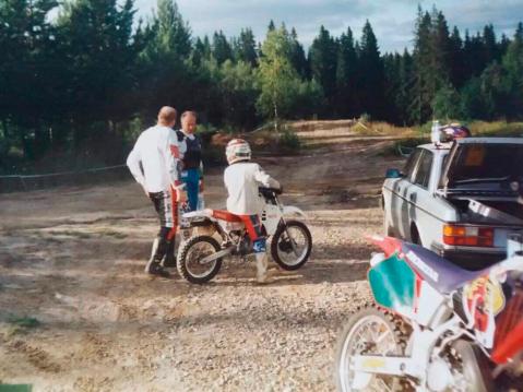 Kirsi Kainulainen on antanut  motorsportille koko elämänsä. Kuva vuodelta 1994 Parkatin motocross rata Iisalmi.