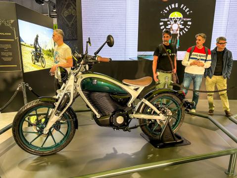 Royal Enfieldin sähkömoottoripyörille tarkoitetun Flying Flea -brandin alle valmistettu C6-malli näytti varsin tuotantovalmiilta EICMA-messuilla jo vuonna 2024. Kuva Erkki Mäki.