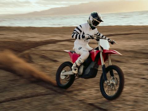 Stark Varg MX -sähkömoottorinen motocrosspyörä vauhdissa. Stark Future on jo rikkonut monia rajoja tuotuaan supertehokkaan ja kilpailukykyisen sähköcrossarin markkinoille.