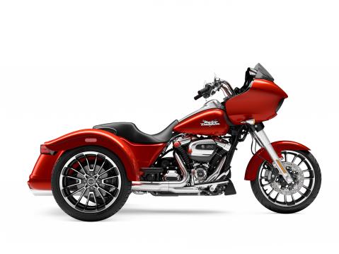 2025 H-D Road Glide 3, Whiskey Fire Chrome maalauksella.