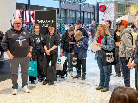 Niko Kantola (vasemmalla kuvassa) pitämässä Uuden motoristin polun tervetulopuhetta MP 25 -messuilla lauantaina 1. helmikuuta. 