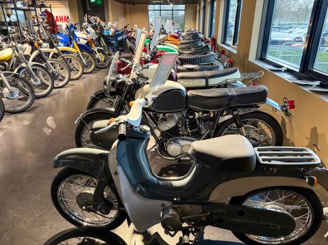 Hieman vanhempaa Yamaha-kalustoa.