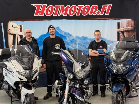 Kuvassa vasemmalta alkaen: Tomi, Samuli ja Joni vastaavat Hotmotorin huoltopuolesta.