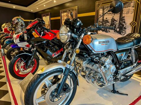 Etualalla legendaarinen kuusisylinterinen CBX1000.
