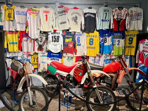 Motocrossin maailmanmestareiden Pekka Vehkosen ja Heikki Mikkolan lisaksi juhlistetaan museolla myos muita suomalaisia MM-sarjaa kiertaneita crossareita.