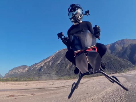 Volonaut Airbike ilmassa.