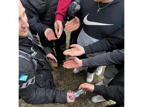 Kohtaaminen antaa mahdollisuuden keskusteluihin ja yhteisymmärrykseen. Kuva: Mopoilevat nuoret.