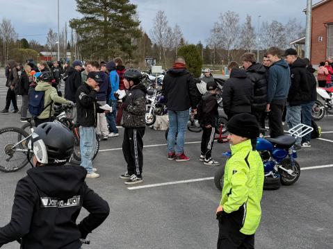 Mopot kiinnostivat nuorta yleisöä.