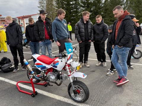 Honda Monkey Z50J vm. 1989 Omistaja: Joose Vainionkulma. Paikalla oli myös (kuvassa oik.) suosittu tubettaja Matti 'Mazza' Iloniemi.