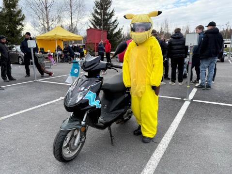 Pikachu-asuinen Senja Koivuniemi ja hänen Mad Croc Urban Bike vm. 2012