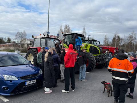 ...ja traktoreita oli kutakin vain kolme, joten kaikki palkittiin.