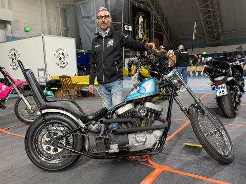 Eero Lehdolla on 'päivähoidossa', amerikkalaisen ystävänsä Suomeen jättämä Harley-Davidson. 