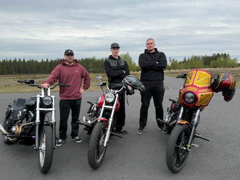 Harley Wheelies Finlandin kolmikko, Jesse Isorinne (vas.), Nico Lindhom ja Aykut Daler, sekä heidän H-D stunt-pyöränsä.